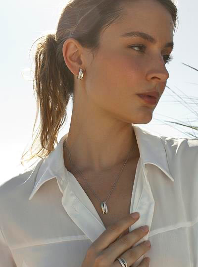 Pendientes cierre omega con banda de circonitas cruzadas