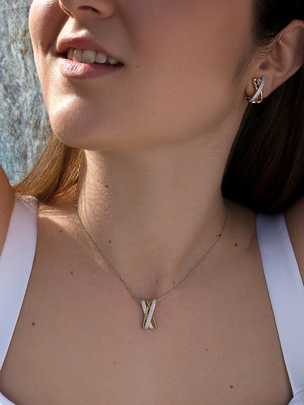 Colgantes bicolor diseño cruzado de circonitas y plata lisa