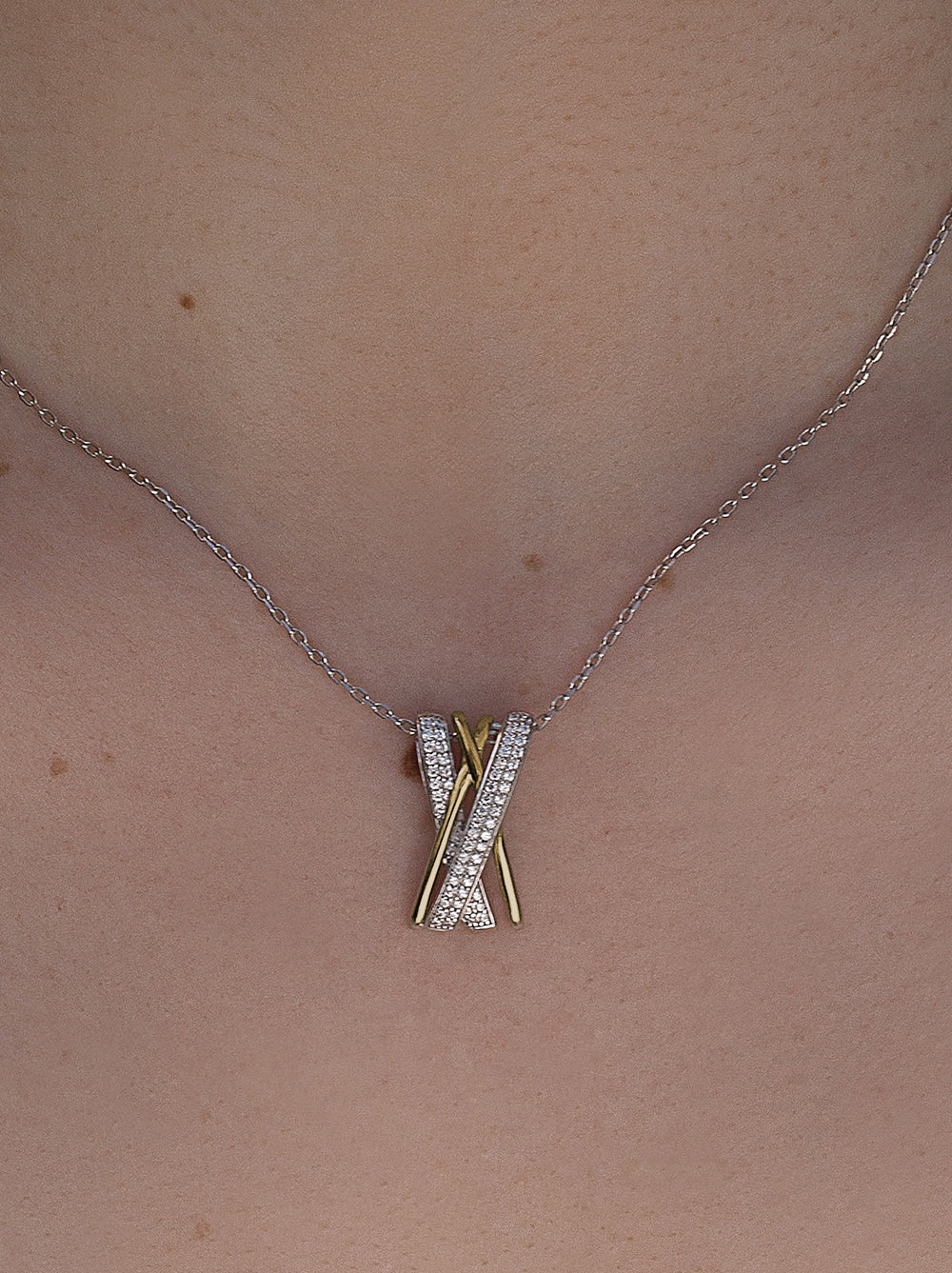 Colgantes bicolor diseño cruzado de circonitas y plata lisa