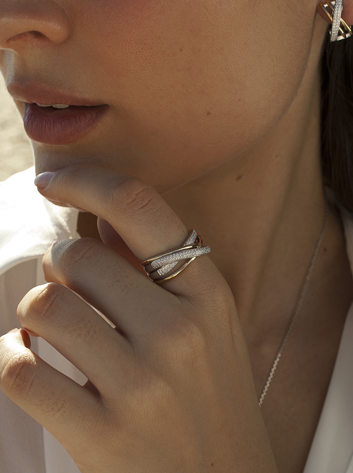 Anillos circonitas de plata con raíles entrecruzados con circonitas