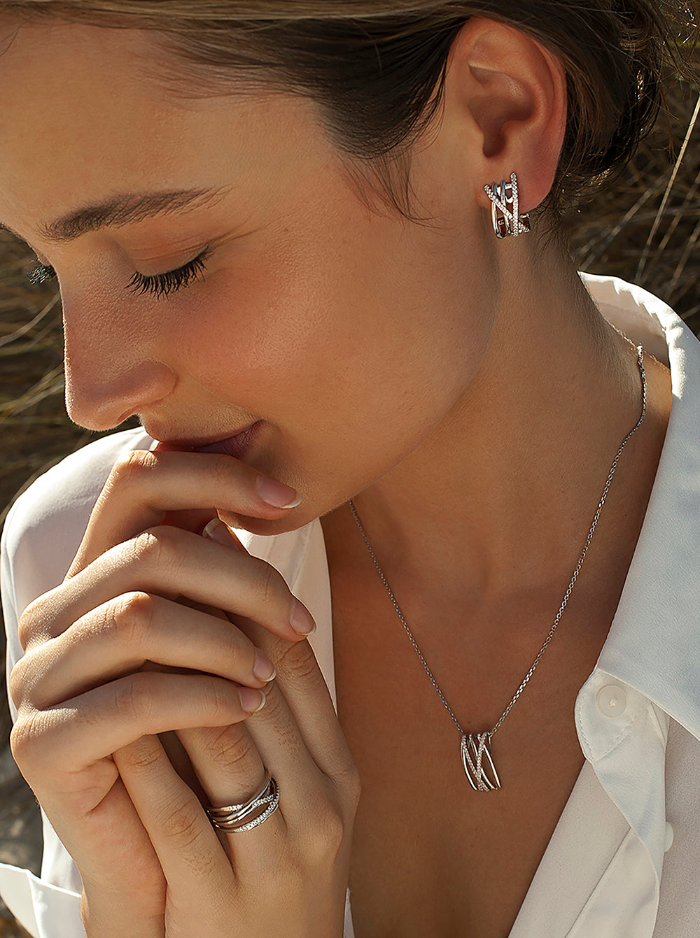 Anillos anchos diseño de varios raíles con circonitas