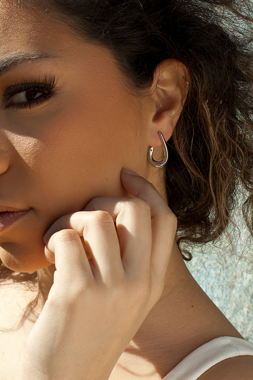 Original oval-shaped earrings in plain silver