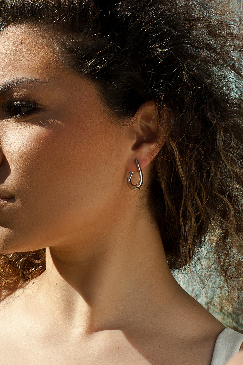 Original oval-shaped earrings in plain silver