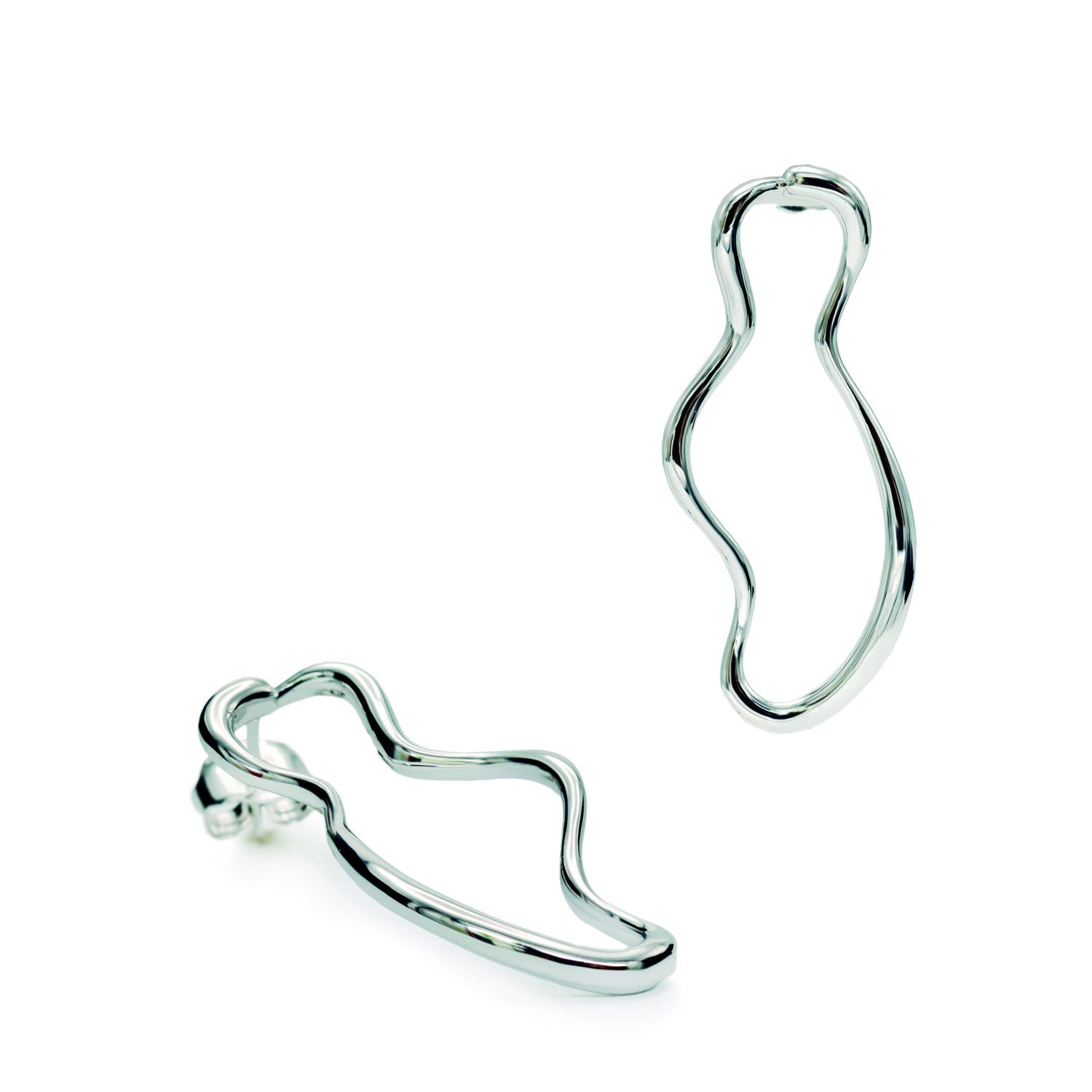 Boucles d'oreilles originales en argent lisse, aux contours incurvés.