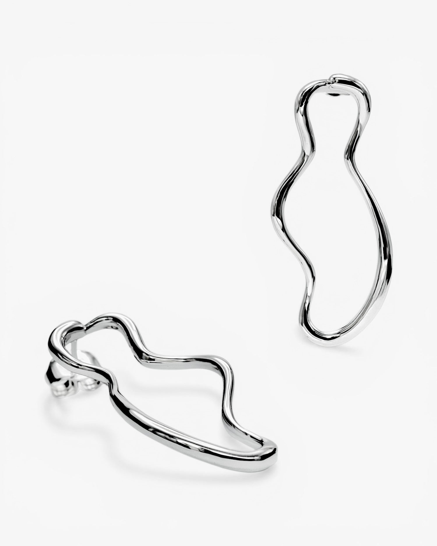 Original silver earrings with a curved outline in smooth silver