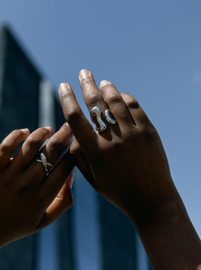 Anillos de diseño de plata contorno curvilíneo