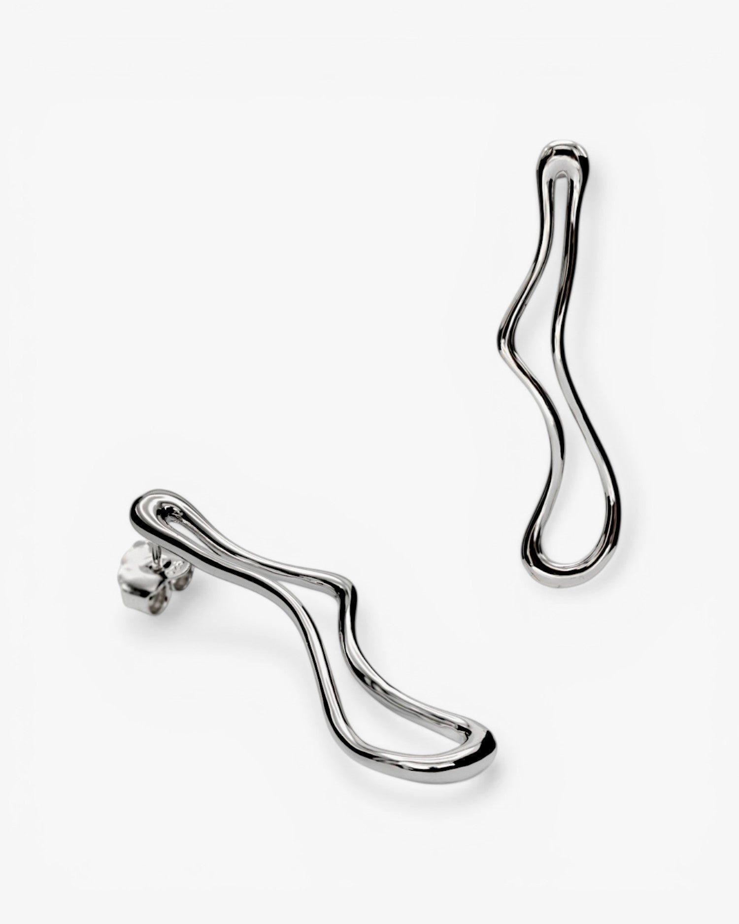 Pendientes originales de plata líquido irregular en plata lisa