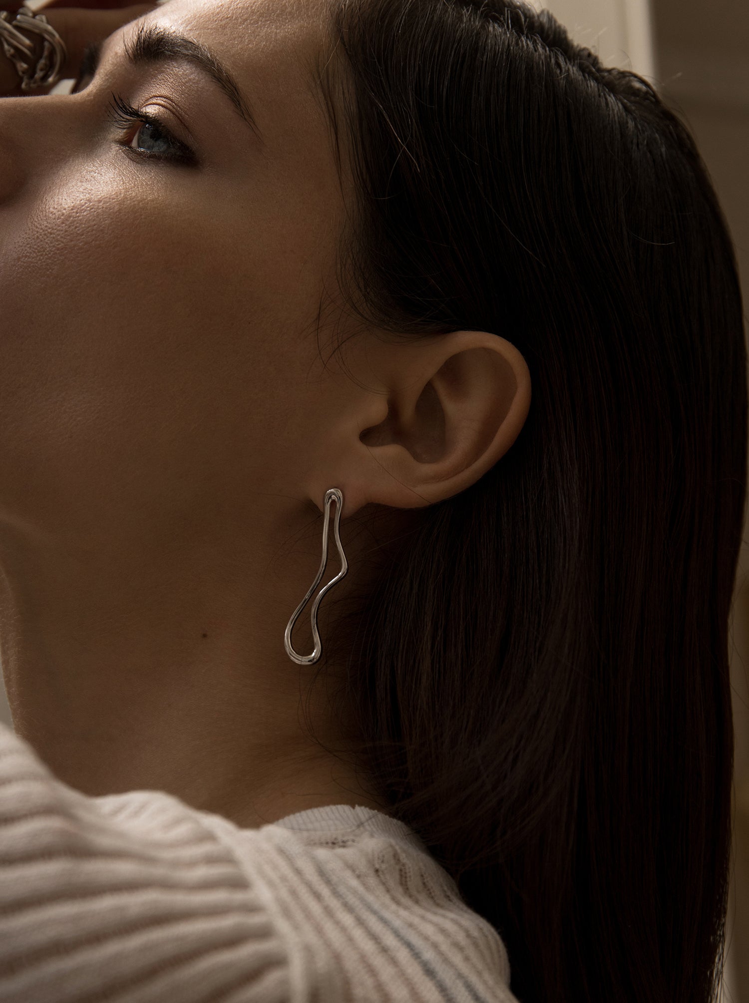 Pendientes originales de plata líquido irregular en plata lisa