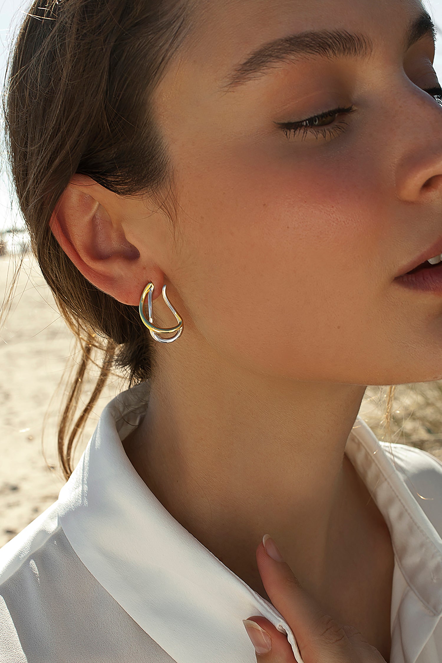 Pendientes bicolor de plata originales con motivo curvilíneo