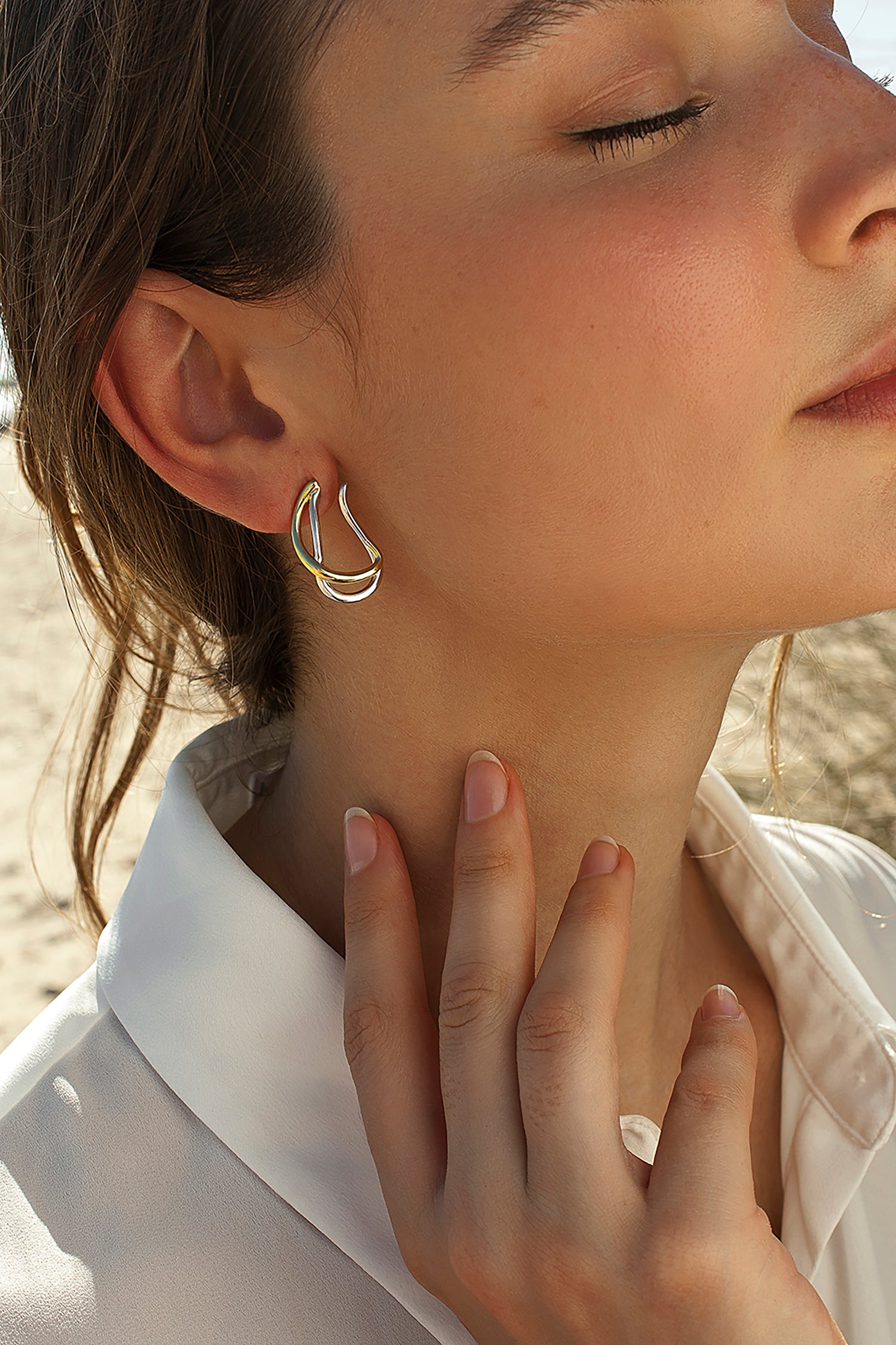 Pendientes bicolor de plata originales con motivo curvilíneo