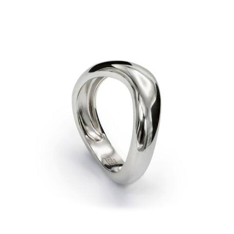 Anillos de diseño irregular en plata lisa