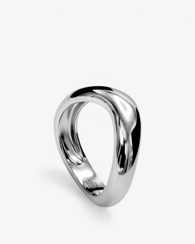 Anillos de diseño irregular en plata lisa
