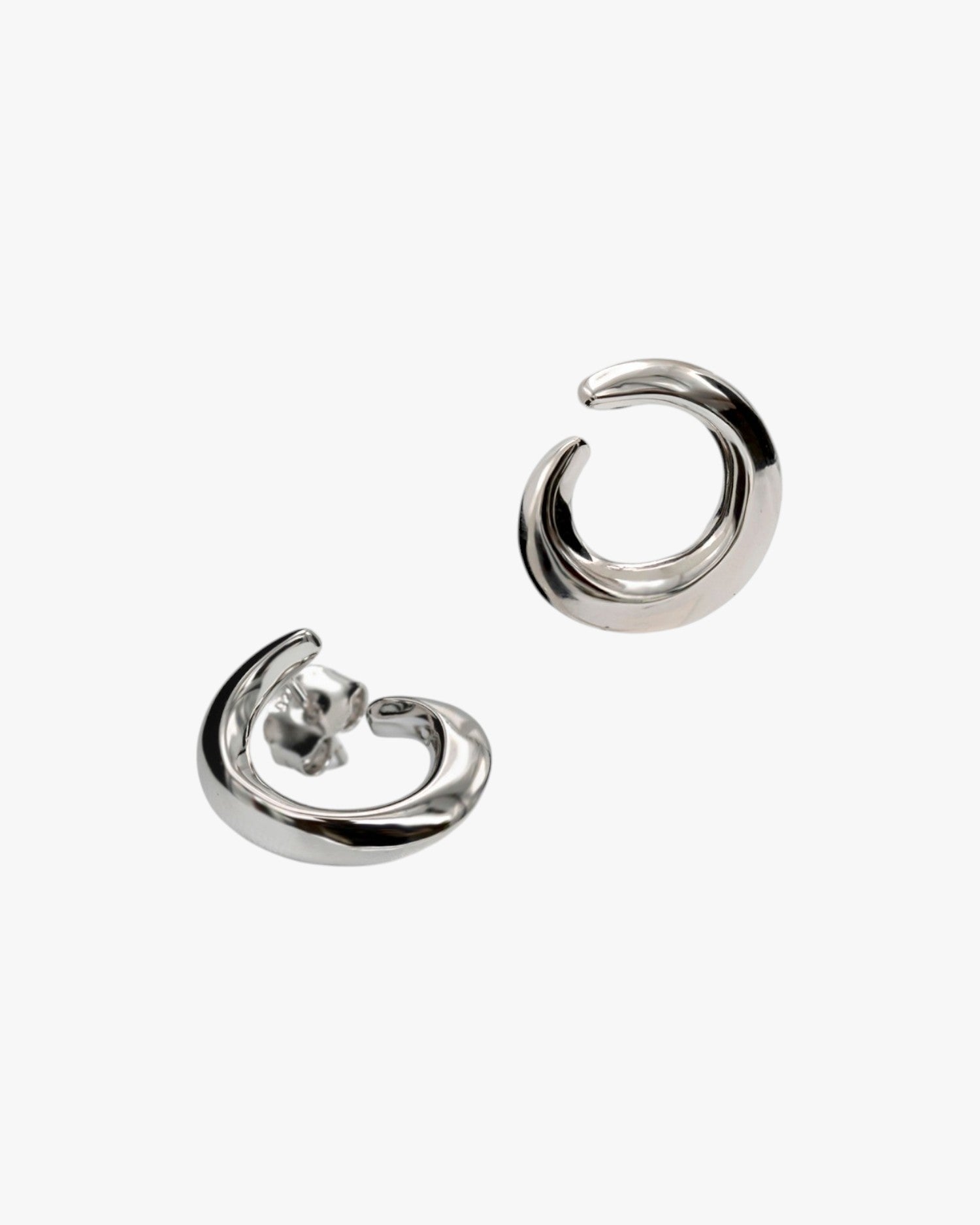 Boucles d'oreilles originales en argent, ornées d'un motif de cercle ouvert et de contours irréguliers.