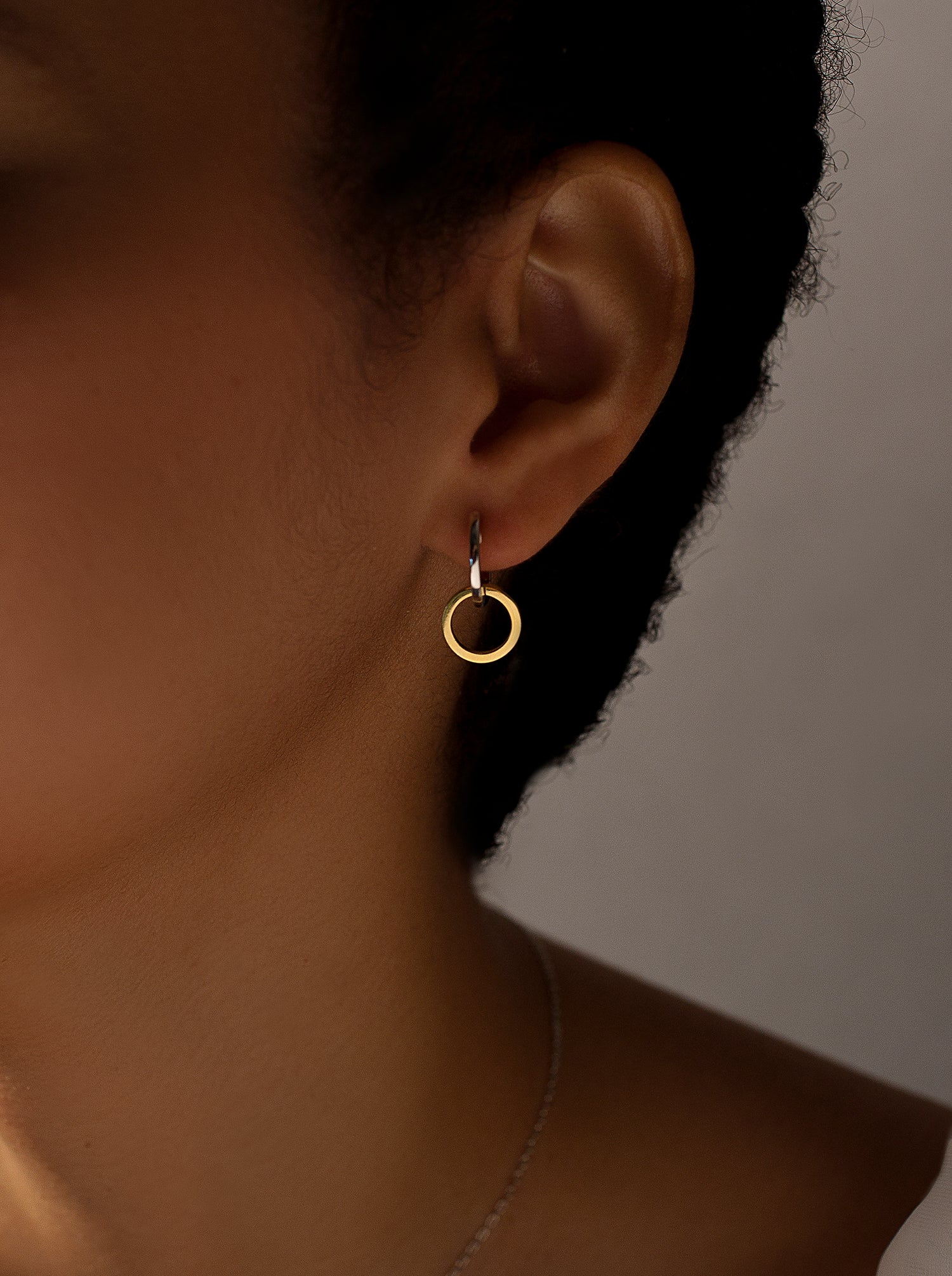 Pendientes bicolor de plata con círculo colgante y estilo aro
