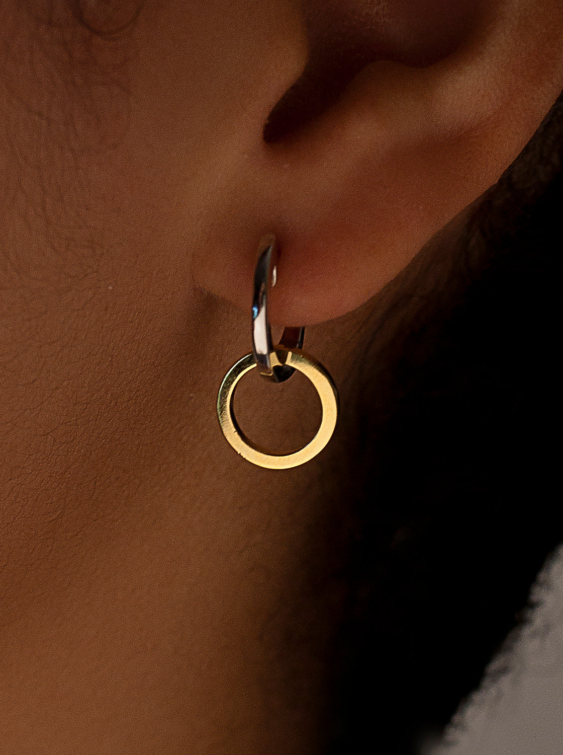 Pendientes bicolor de plata con círculo colgante y estilo aro