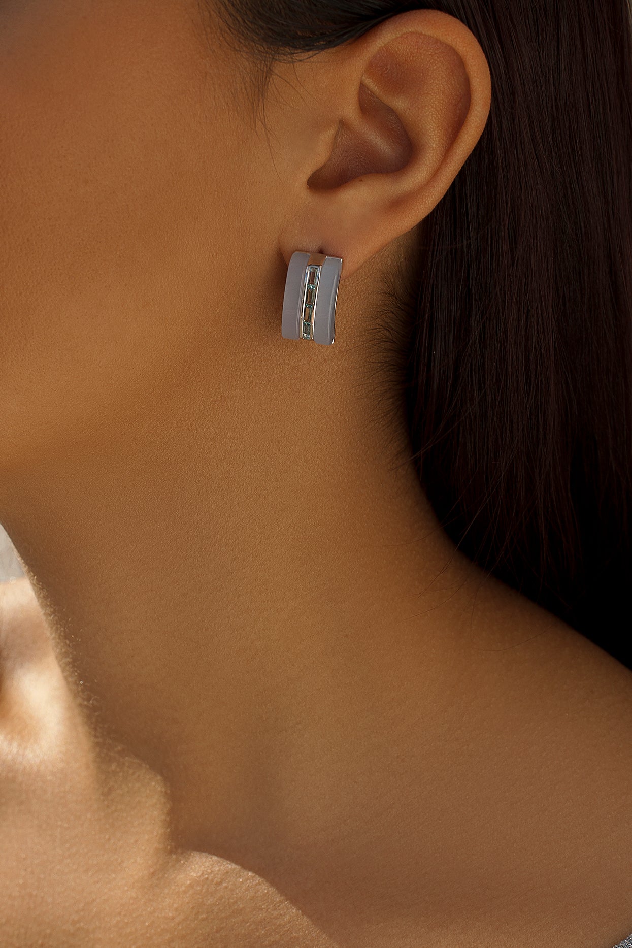 Pendientes cierre omega diseño resina y gemas lilas