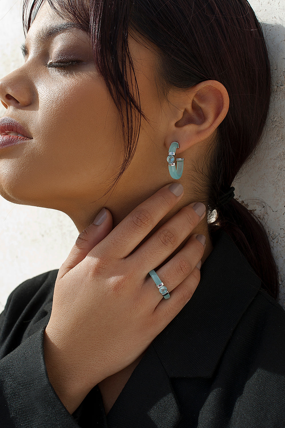 Boucles d'oreilles créoles originales avec un détail de gemme bleue centrale