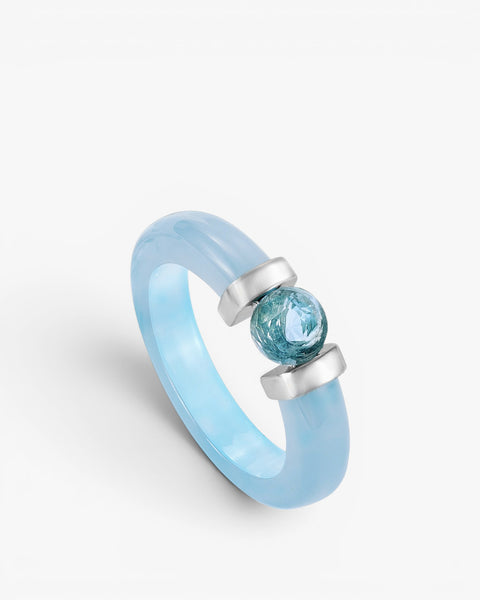 Anillos de diseño con detalle central de gema azul