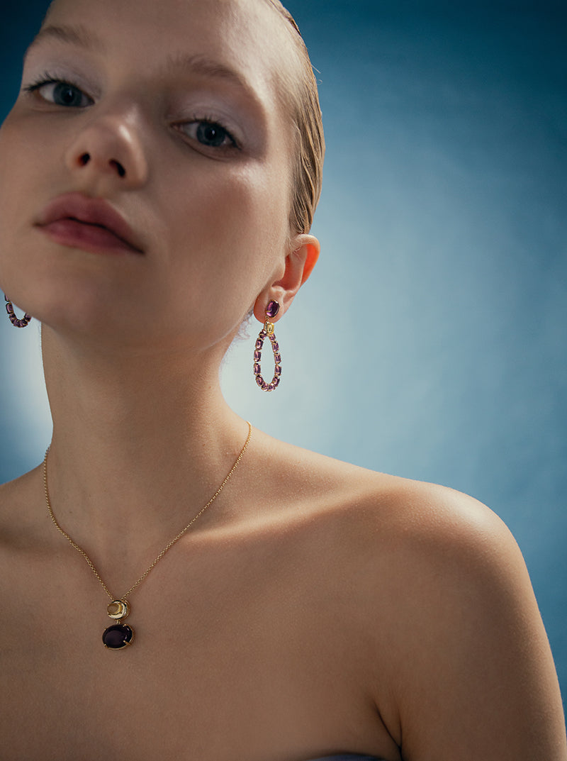 Pendientes largos de plata con cuerpo de circonitas amatista y andratita