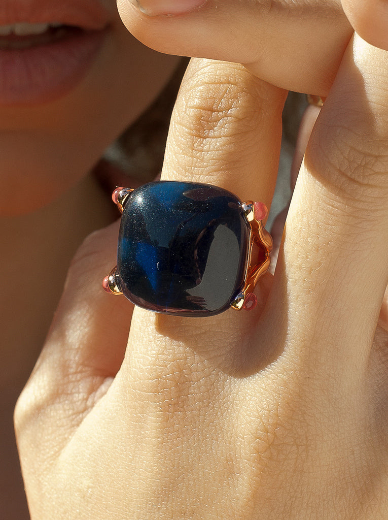 Bagues ornées de pierres cabochon de couleur bleue