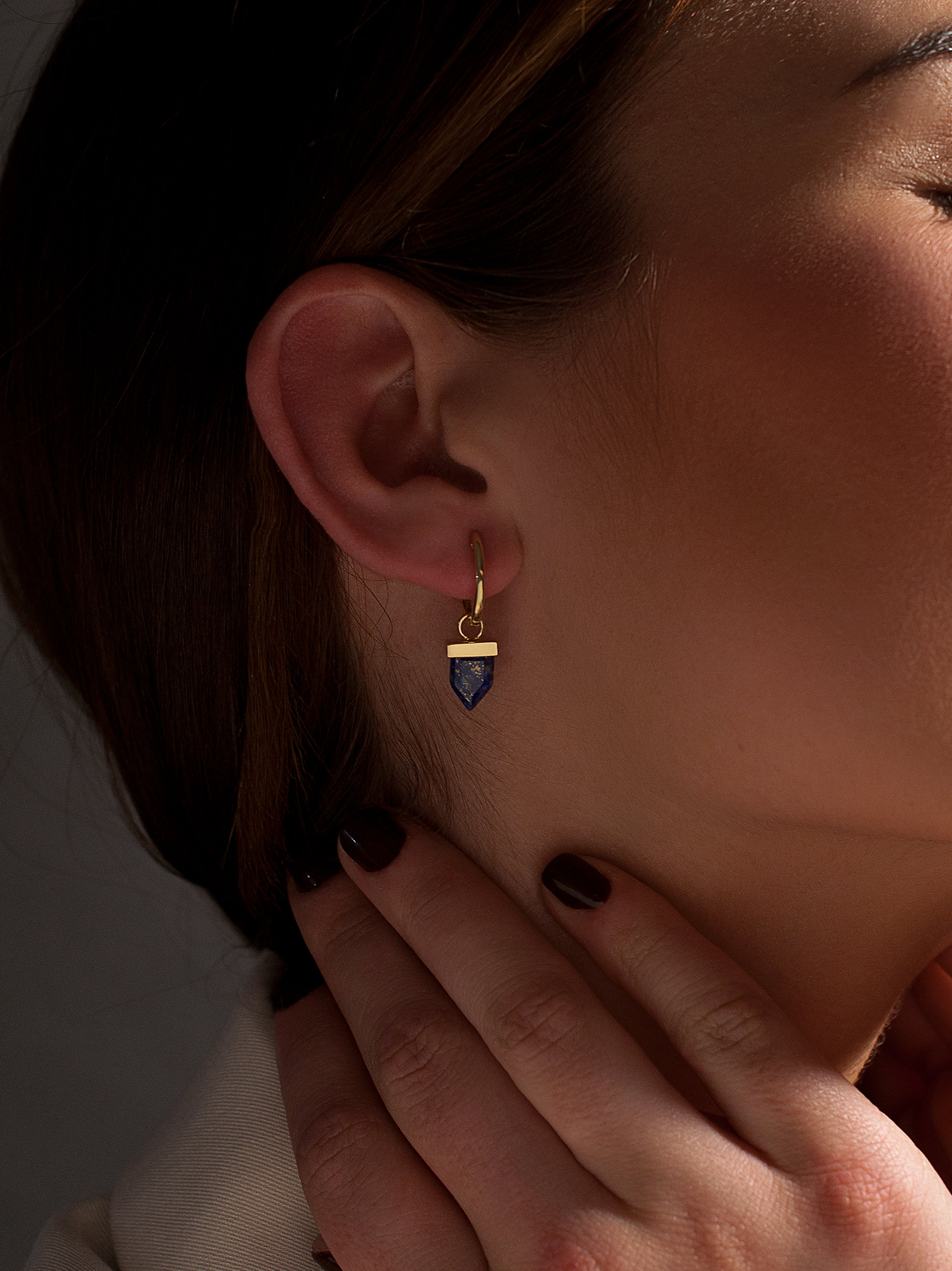 Boucles d'oreilles pendantes avec breloques en lapis-lazuli plaqué or