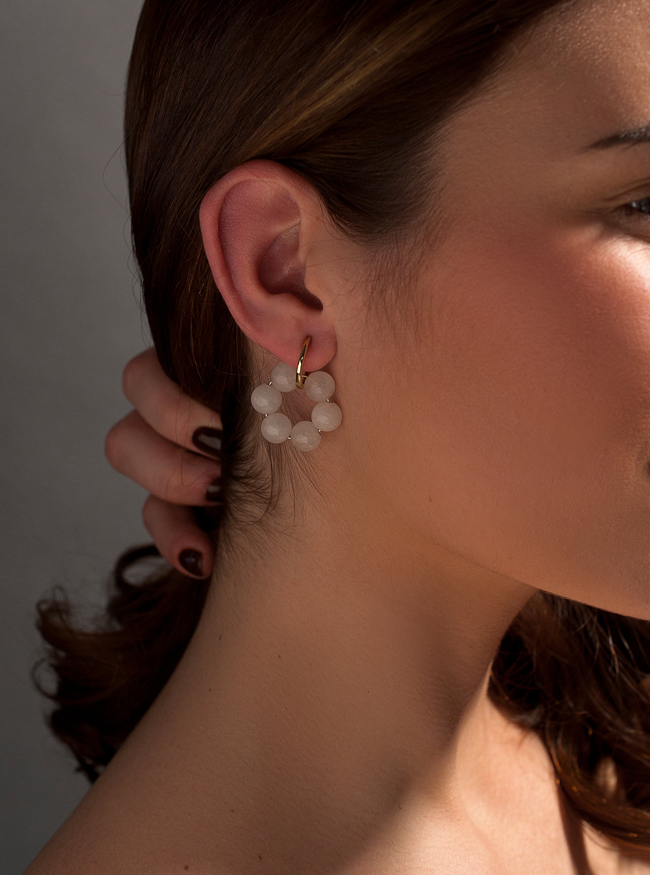 Boucles d'oreilles en pierre naturelle en forme de sphères en tonalité rose et arceaux plaqués or