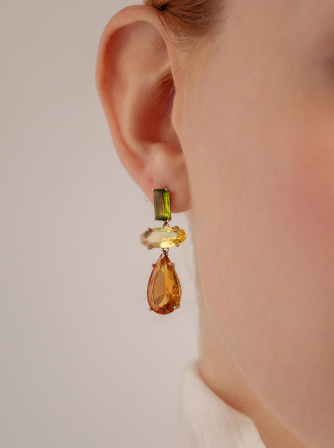 Boucles d'oreilles ornées de pierres colorées aux tons chauds