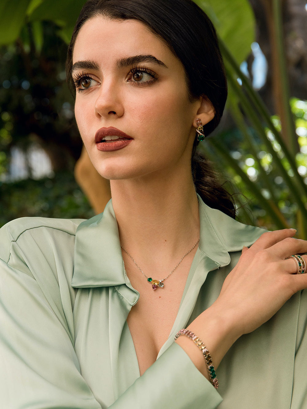 Collares con piedras diseño mosaico multicolor y circonitas