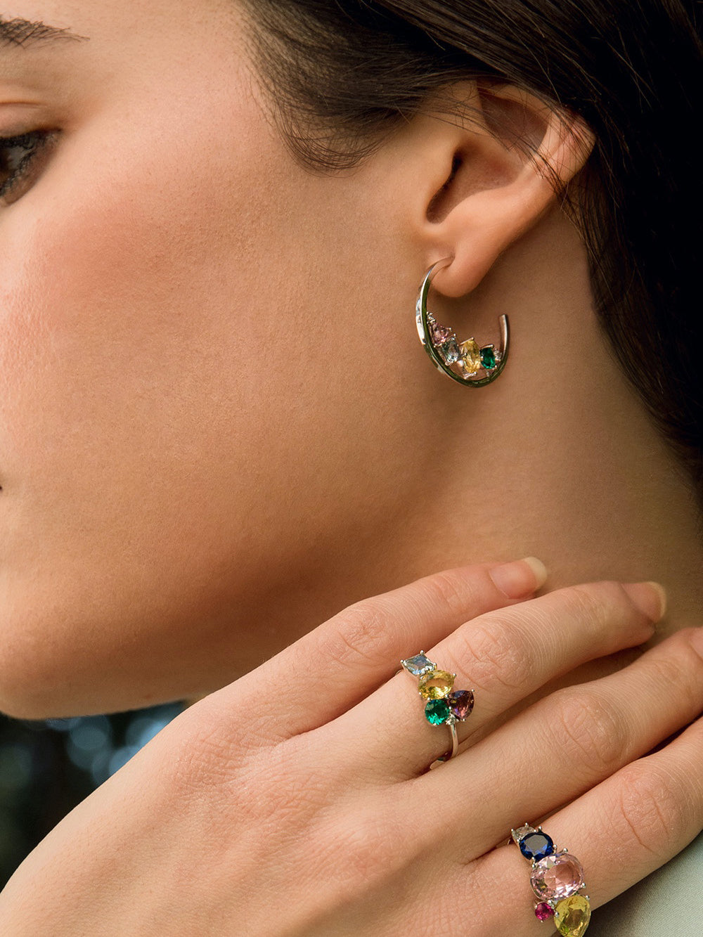 Anillos con piedras mosaico multicolor y circonitas