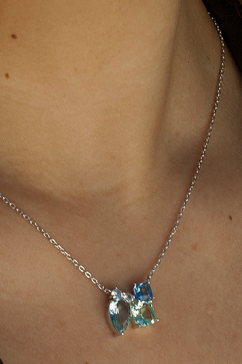 Collares con piedras de diferentes tallas en tonos cristalinos