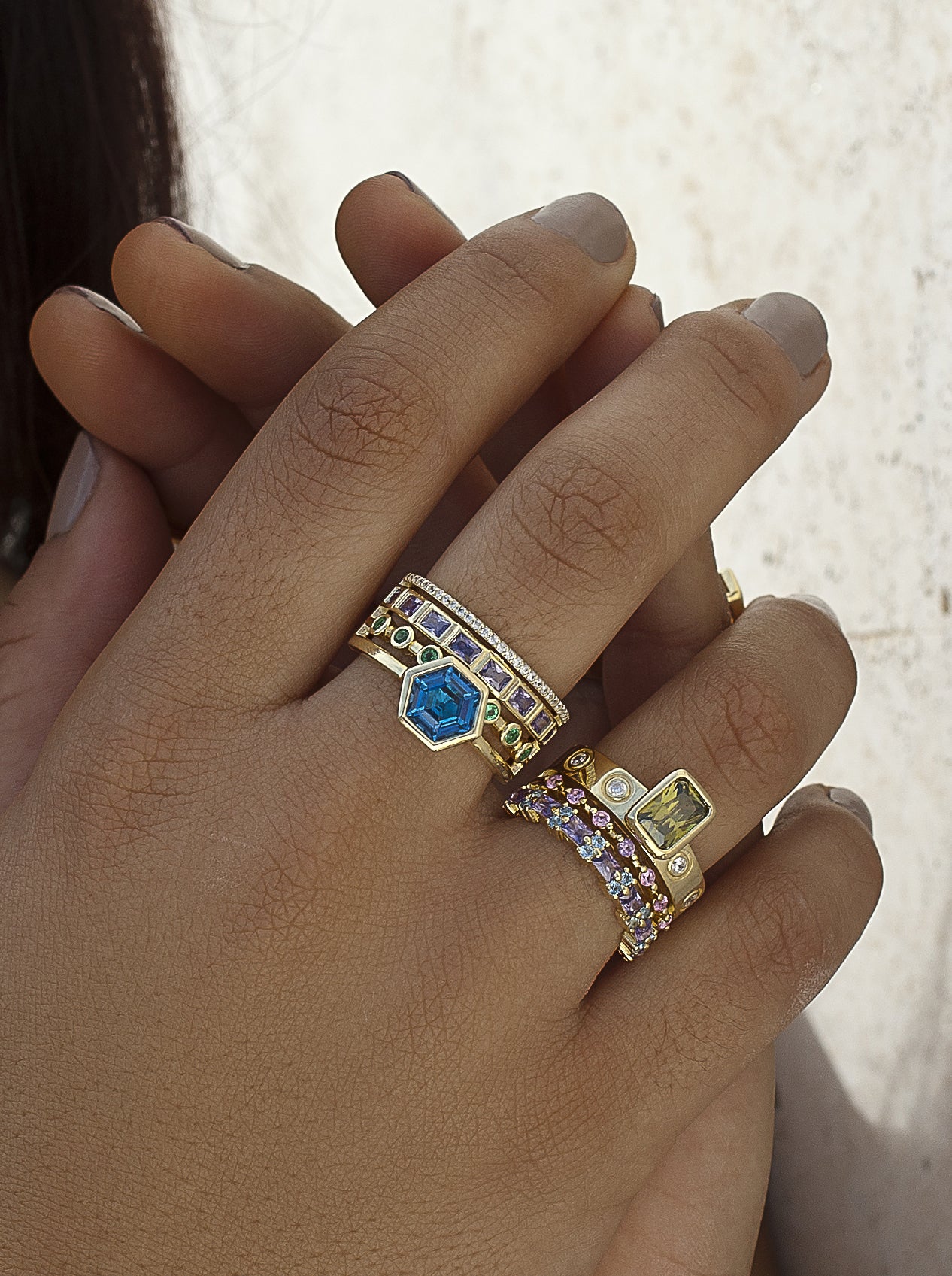 Bagues ornées d'une pierre centrale hexagonale bleue