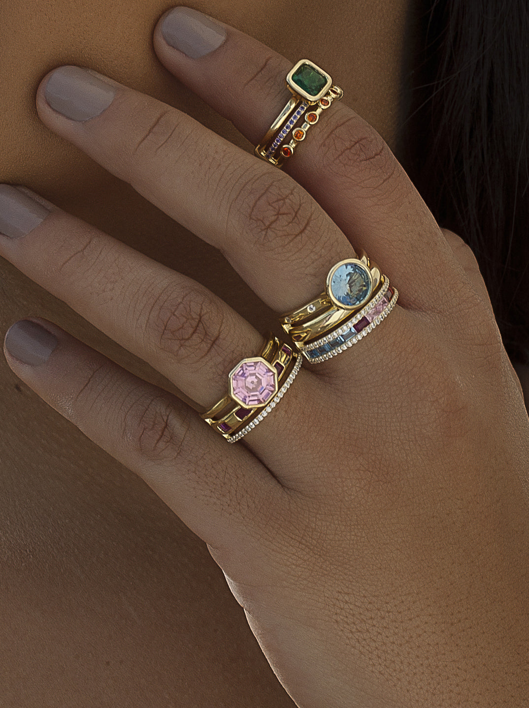 Bagues ornées de pierres centrales à motif hexagonal dans des tons roses