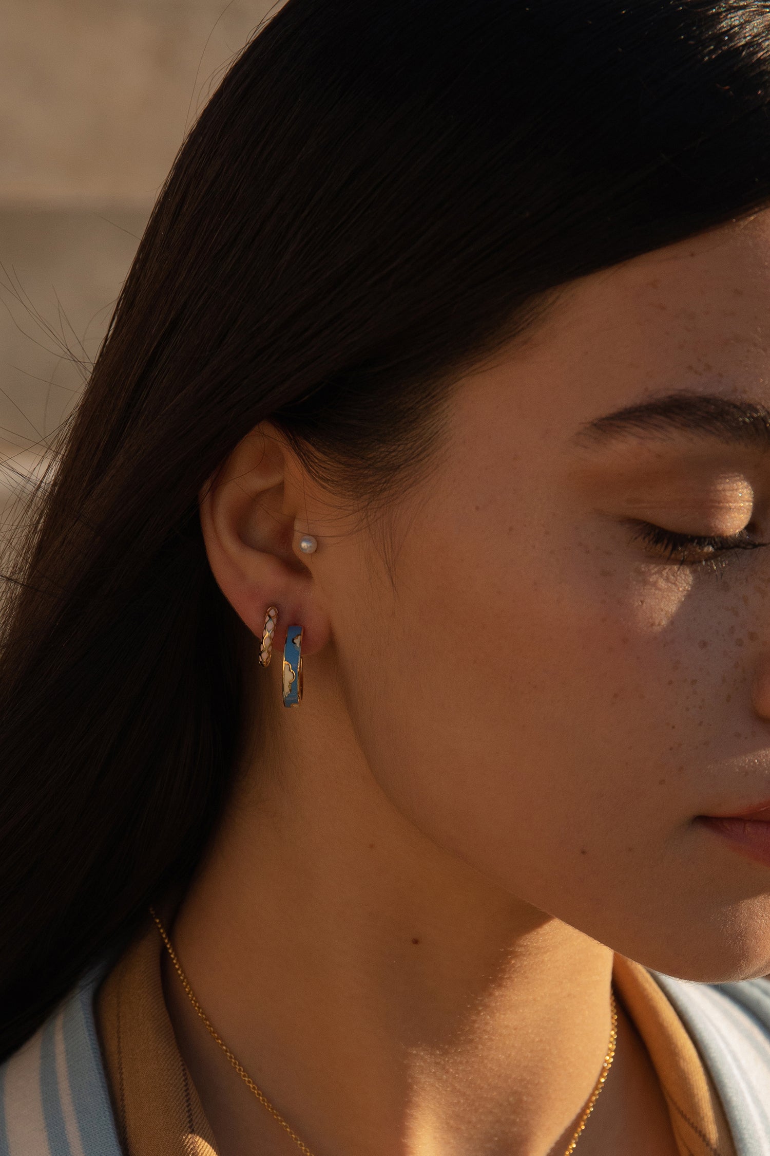 Pendientes aro esmalte azul elécrtico detalle de nubes