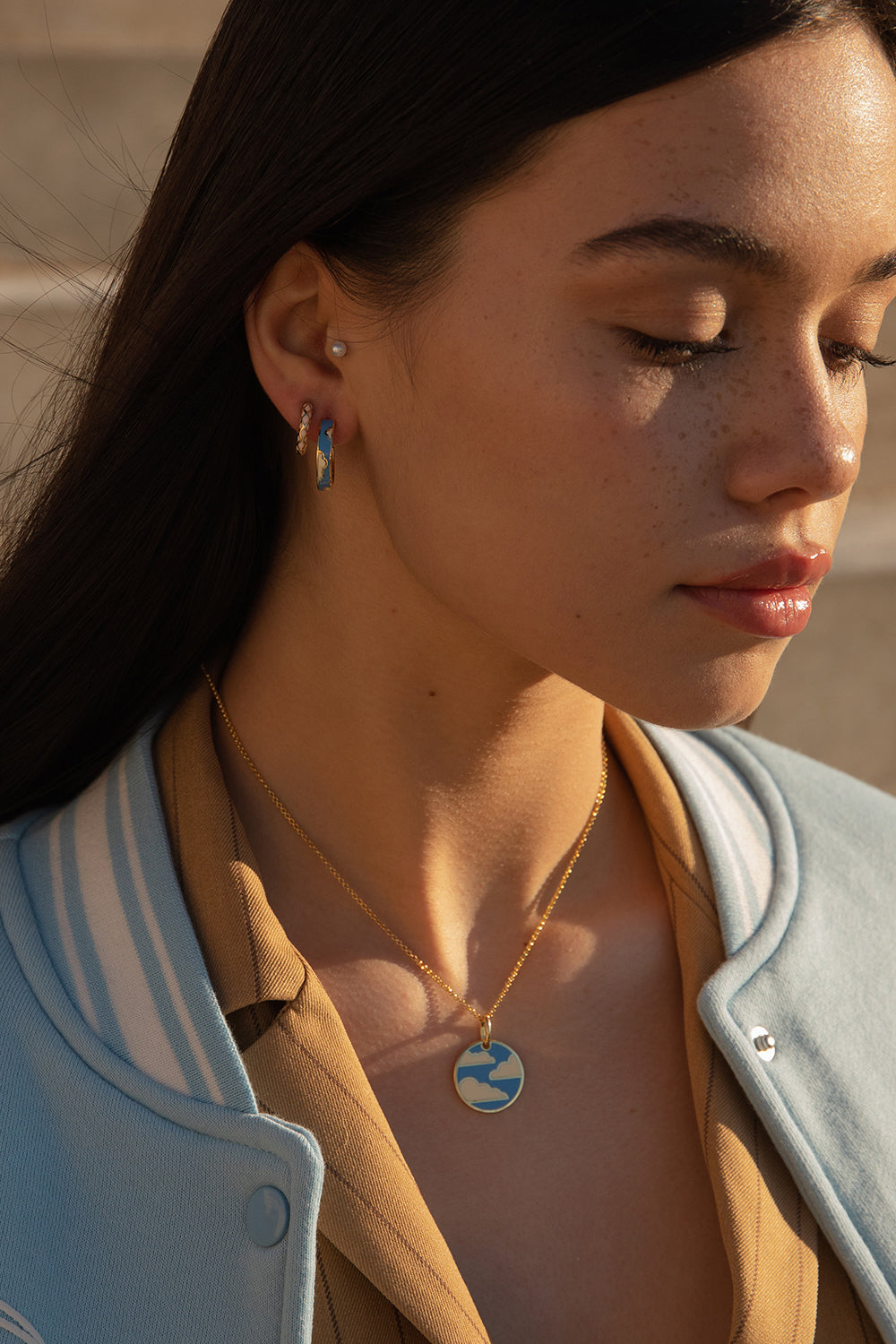 Collar medalla de plata de motivo nubes de esmalte en tono azul eléctrico