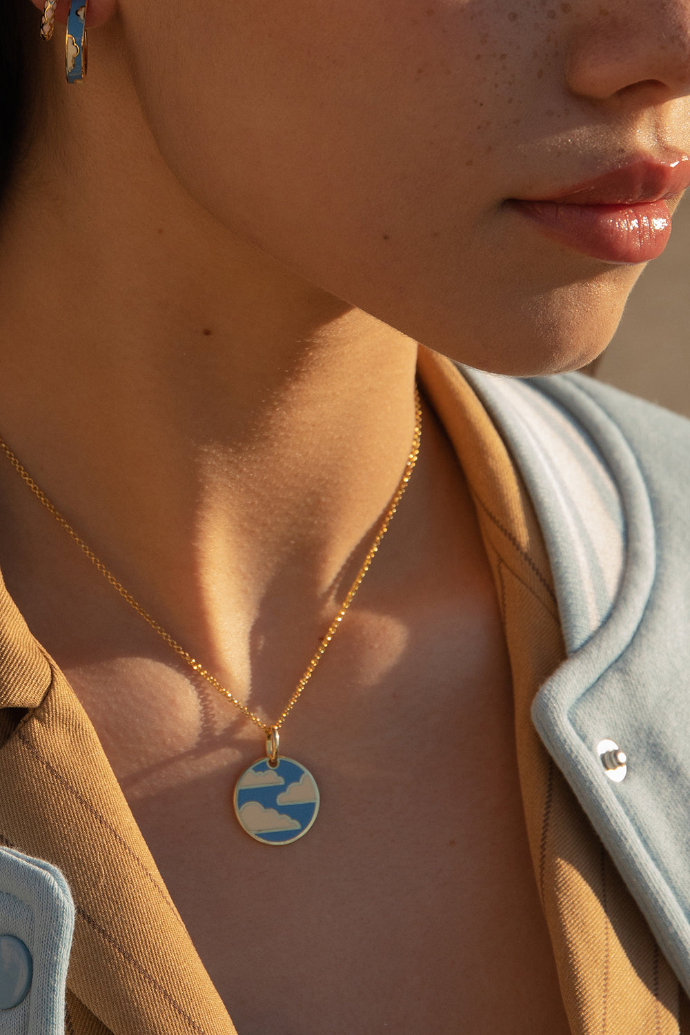 Collar medalla de plata de motivo nubes de esmalte en tono azul eléctrico