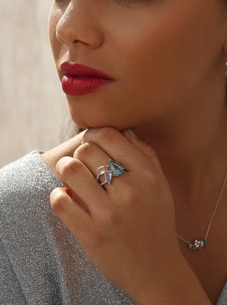 Anillos con piedras de colores en tonos malva y azul