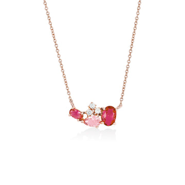 Collares con piedras en tonos rosados y rojizos