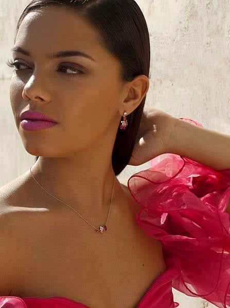Collares con piedras en tonos rosados y rojizos