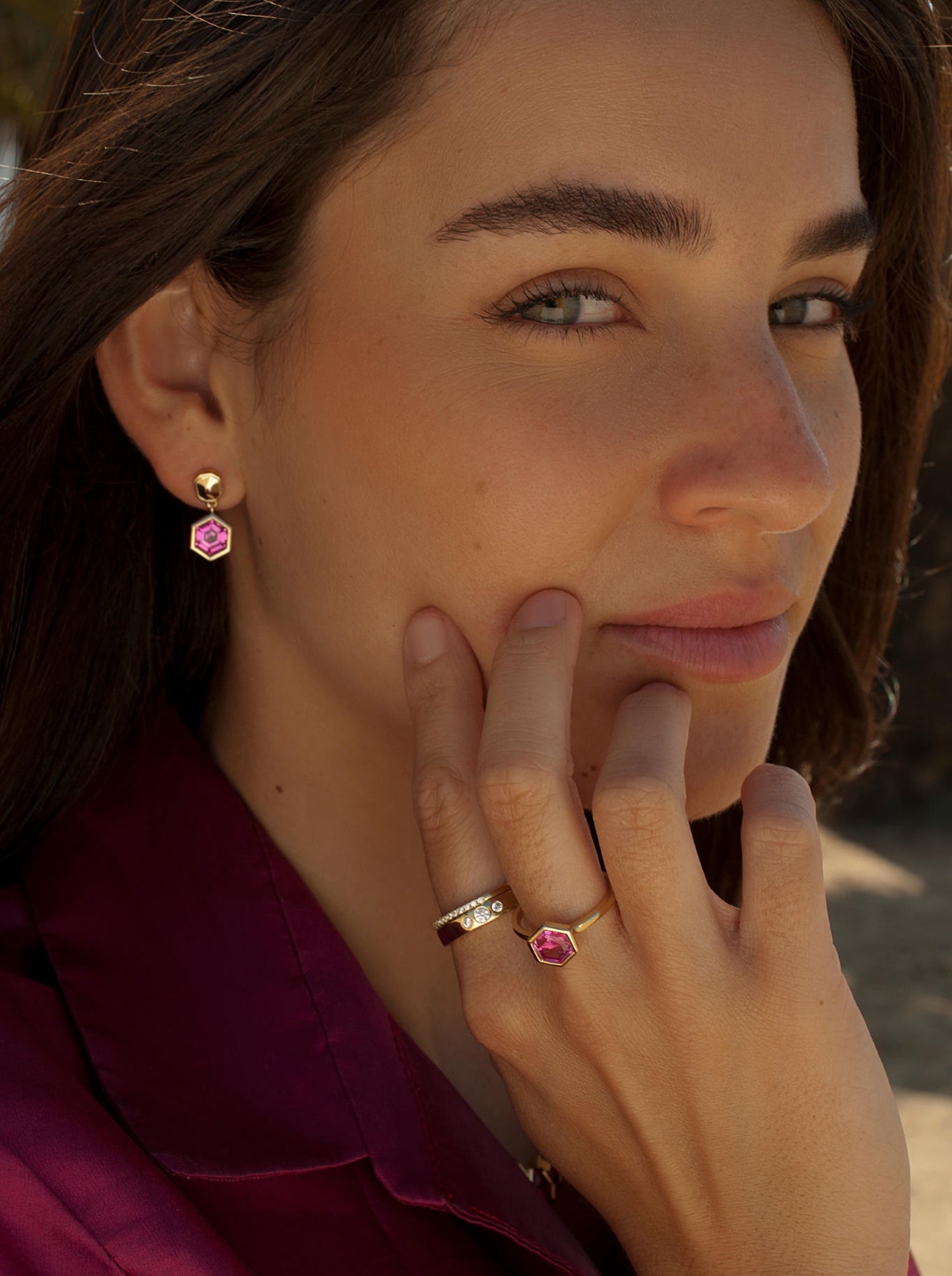 Bagues fines à motifs multiples avec zircon et pierre fuchsia