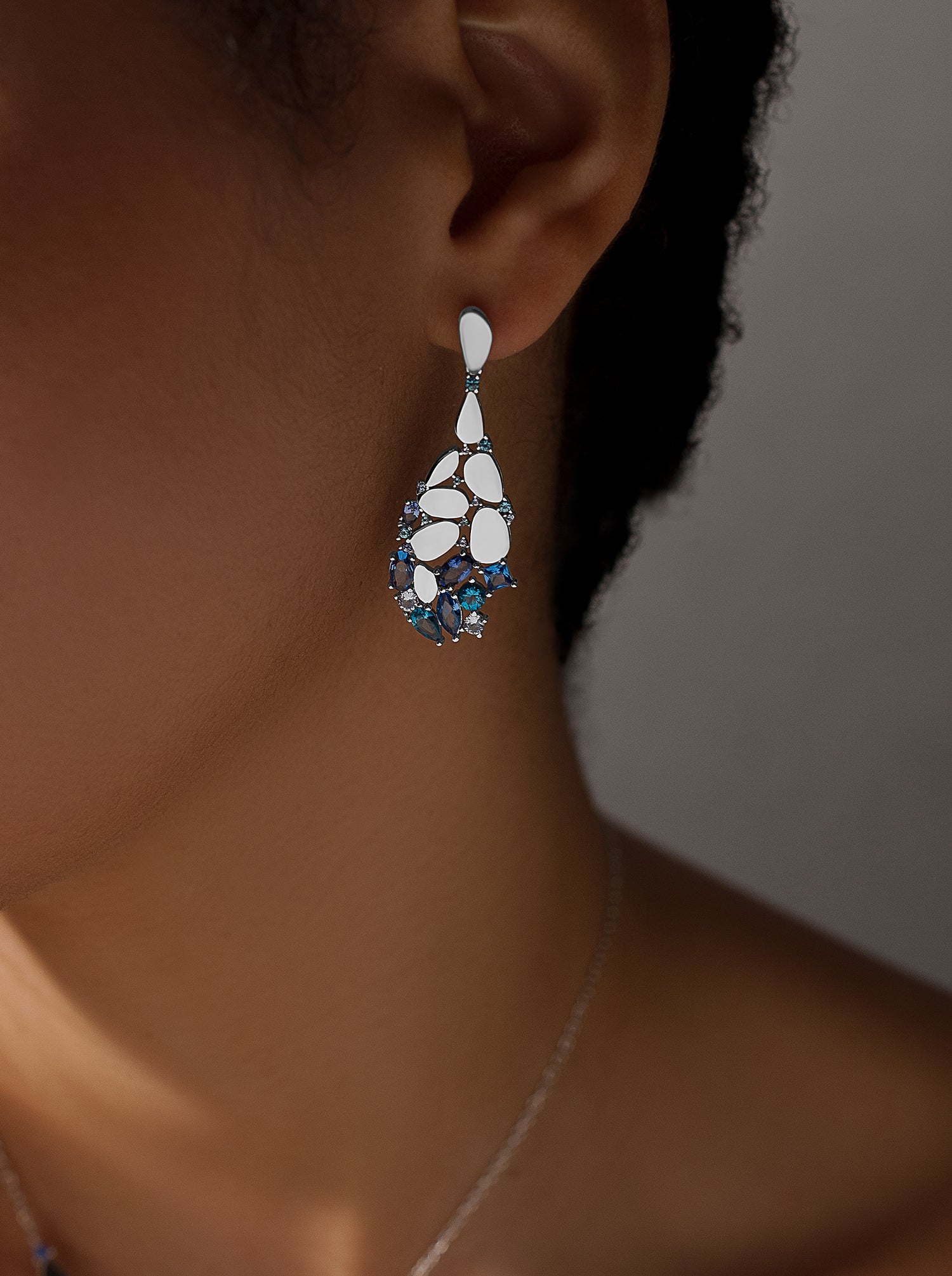 Earrings with colored stones in blue tones