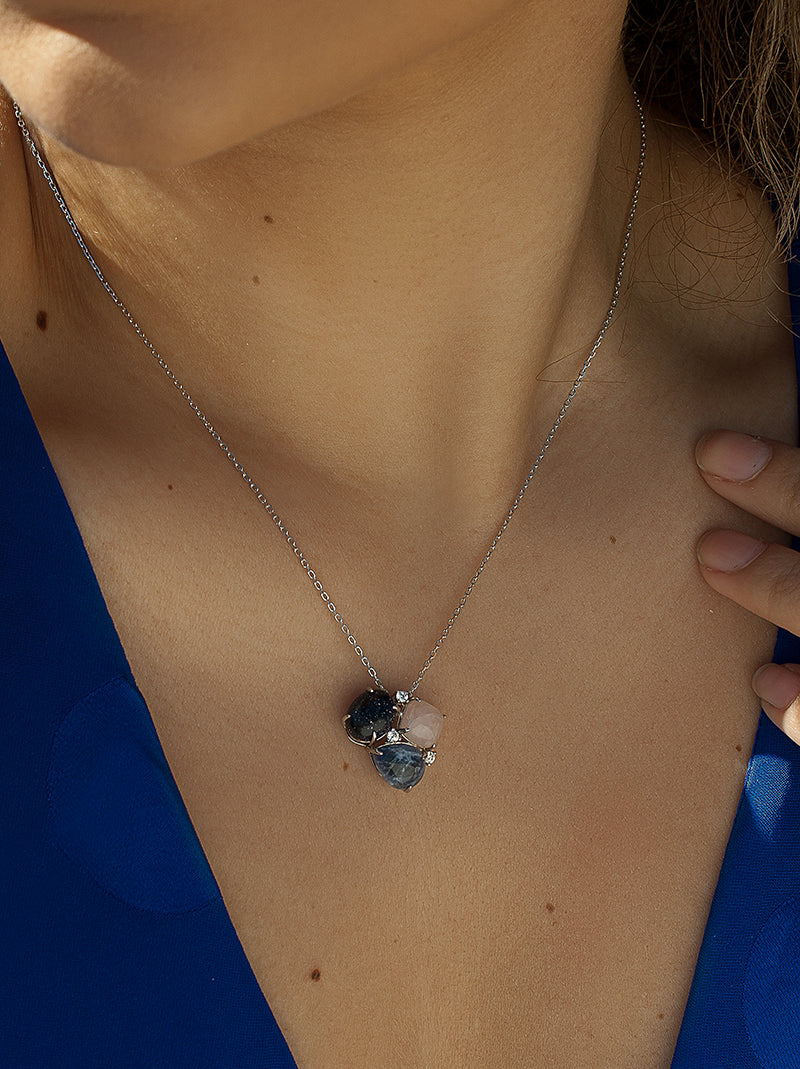 Collares con piedras en tonos azules y rosados con circonitas