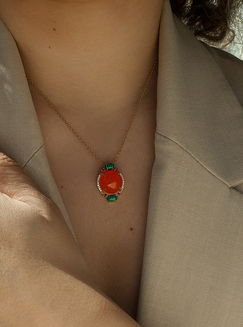 Collares con piedras semipreciosas en tonos naranjas y circonitas