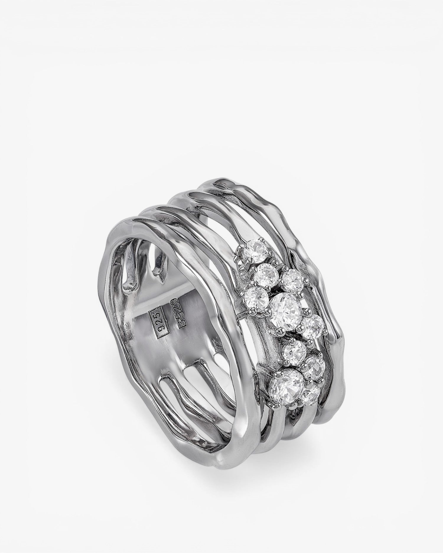 Anillos anchos formados por cuatro railes y circonitas