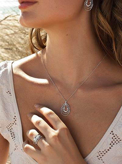 Anillos anchos formados por cuatro railes y circonitas