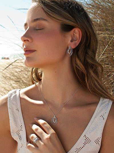 Anillos anchos formados por cuatro railes y circonitas