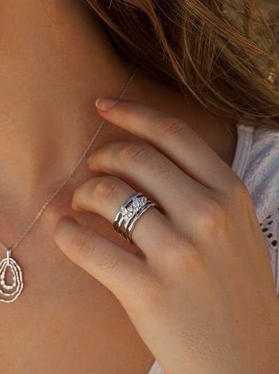 Anillos anchos formados por cuatro railes y circonitas