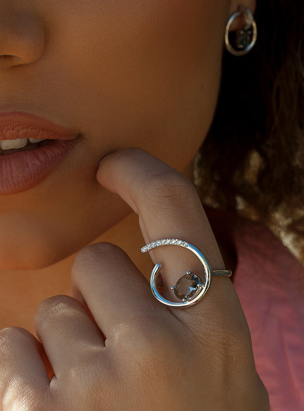 Anillos de diseño semiabierto con gema central y circonitas