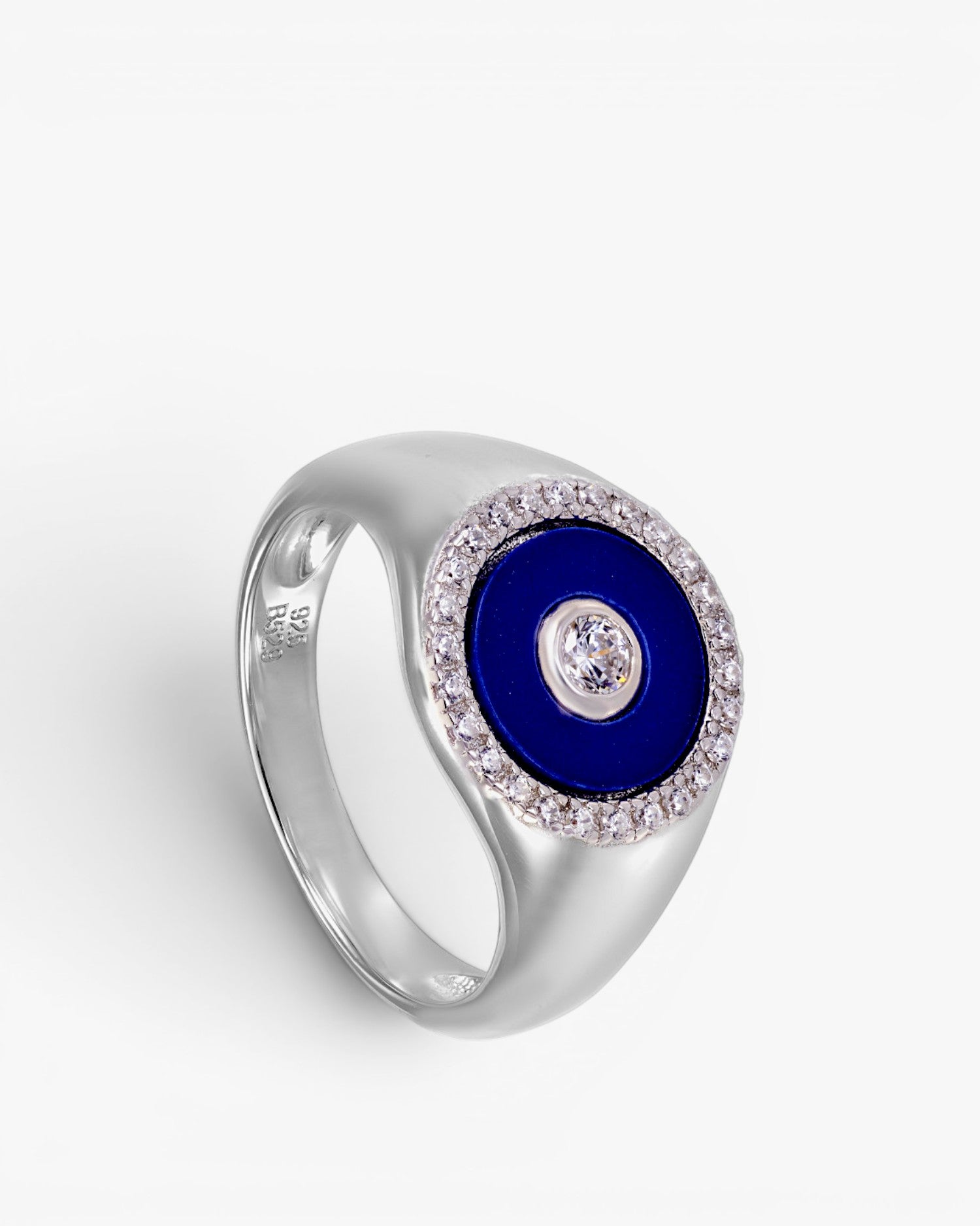 Bague chevalière ornée d'un cercle en lapis-lazuli et de zirconiums cubiques