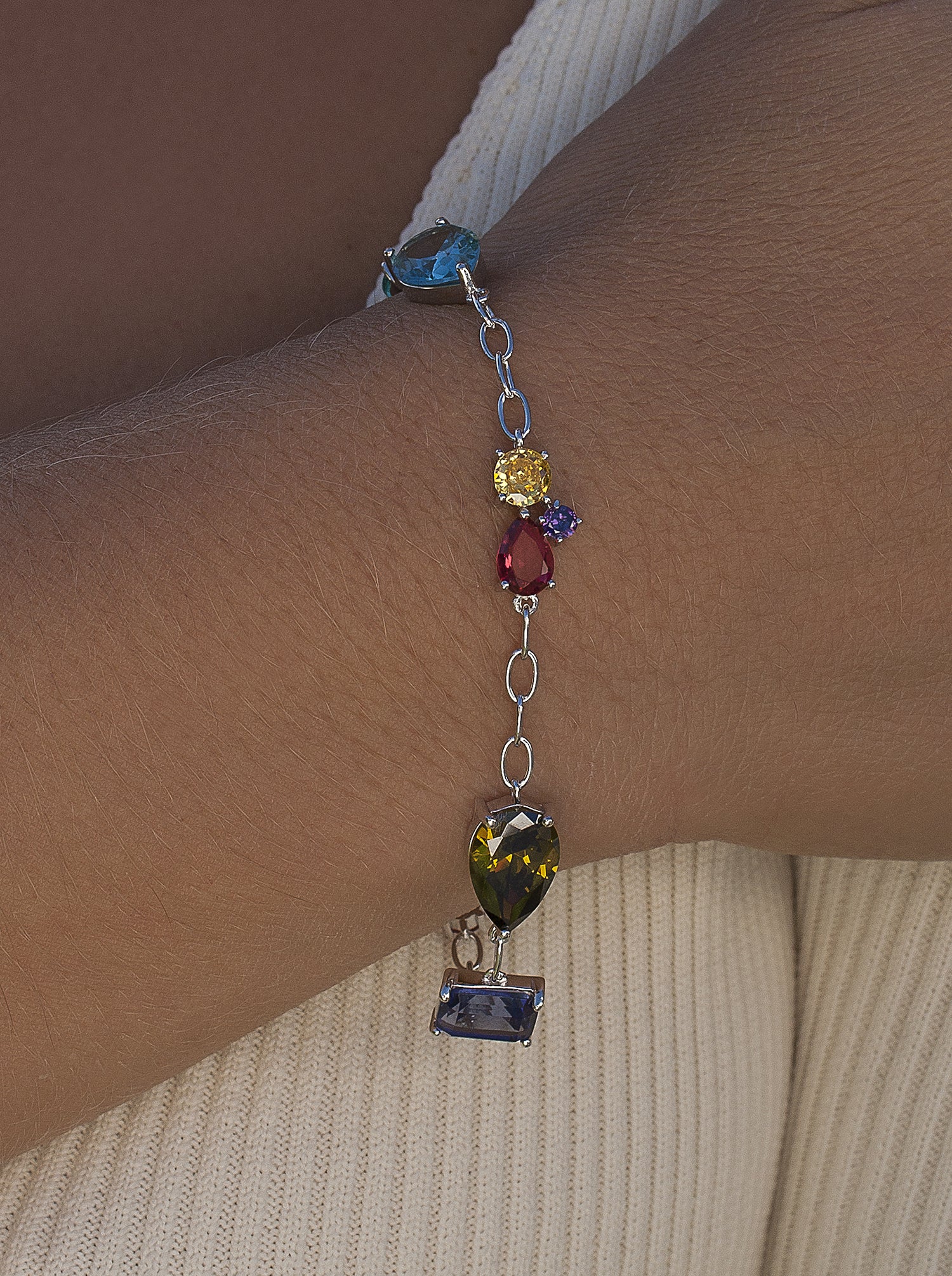 Bracelets ornés de pierres d'argent de formes variées disposées aléatoirement