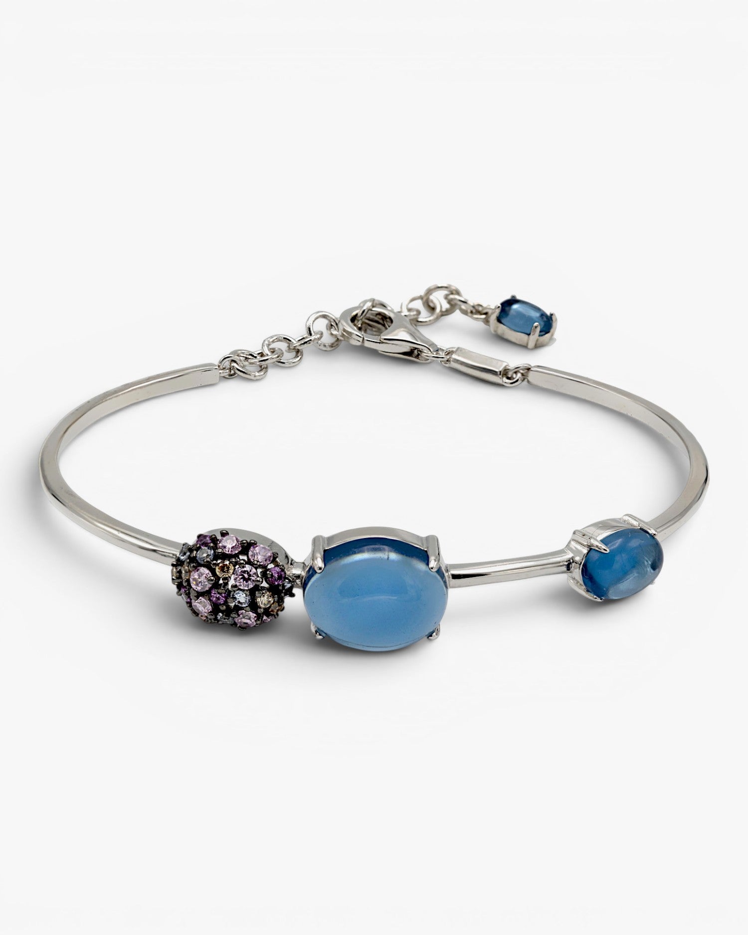 Pulsera esclava con piedras en tonos azules y motivo con circonitas de colores